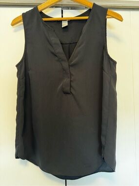 H&M Black Sleeveless V-Neck Blouse Hidden Button Placket Pleat Back Size 4